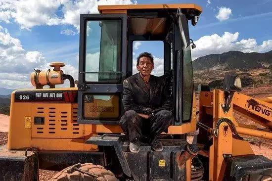 开铲车的生活是什么样的,开了铲车后才明白什么叫没日没夜