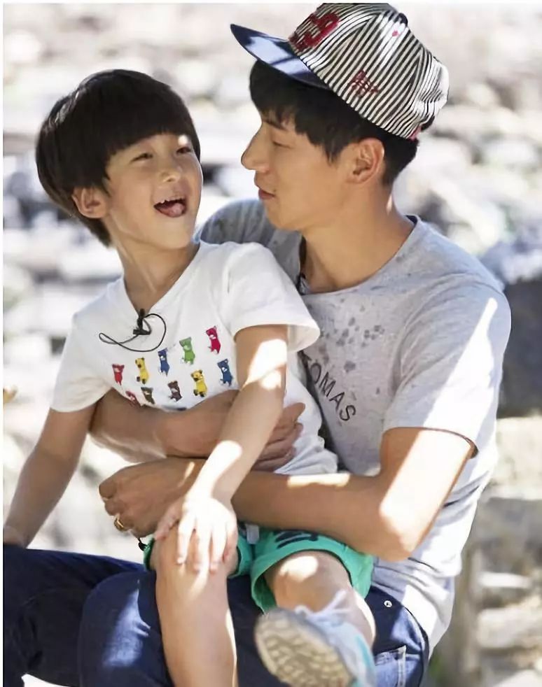 张亮晒受伤照被网友骂遭报应，看来只有官宣真相才能救回人设