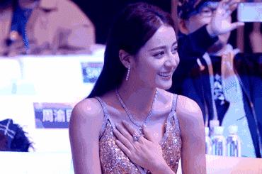 迪丽热巴穿礼服出席活动,迪丽热巴穿礼服散气场