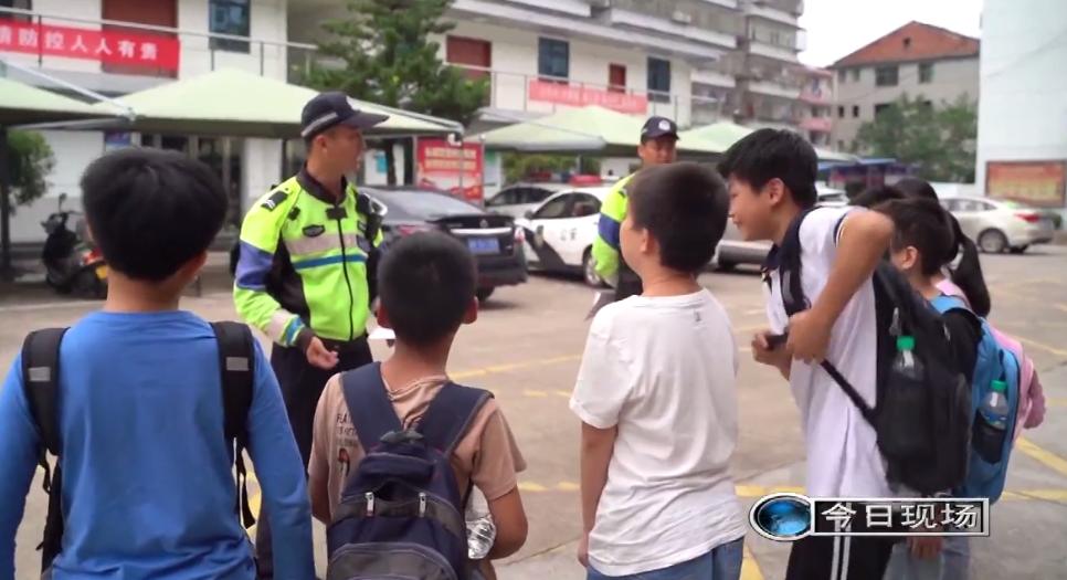 事发上顿渡镇！一四轮电动车竟塞了9名小学生！太可怕！