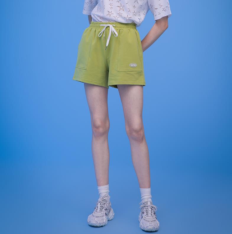 绿色短袖蓝色短裤配什么样的鞋,绿色短裤配什么颜色的衣服