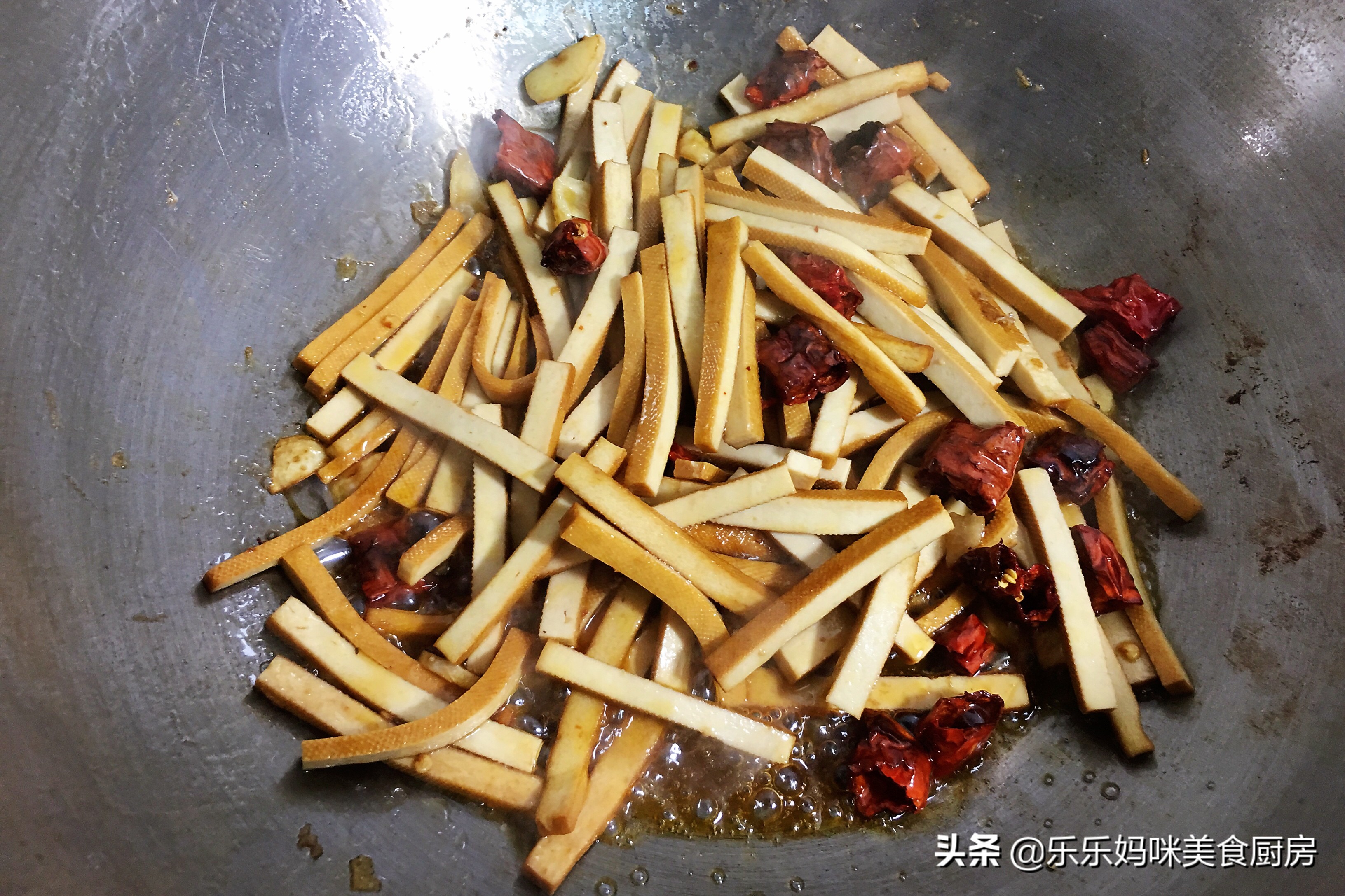 炒豆干放姜,炒豆干怎么炒才不发黑又好吃