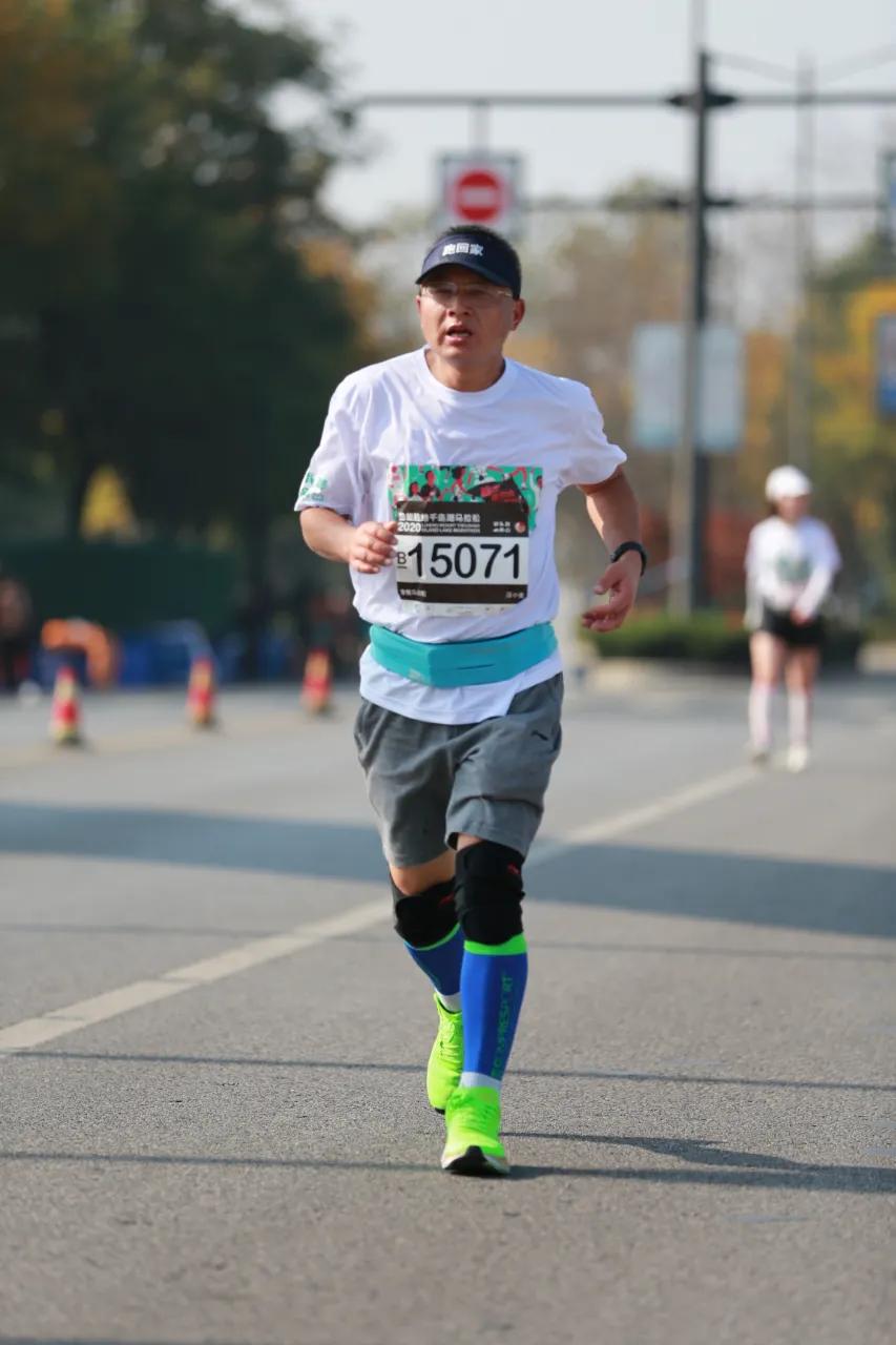 56岁老人跑步10年战胜癌症,他靠跑步走出人生低谷