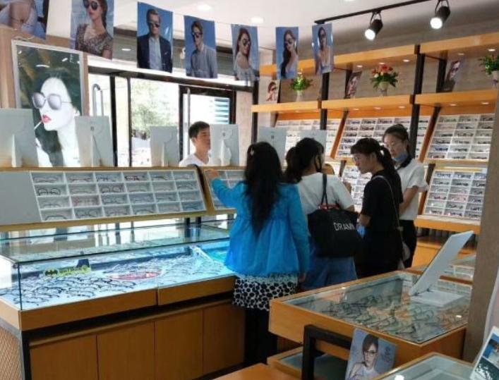 眼镜店里生意惨淡,房东劝老板改行,老板却笑了,称他不懂行