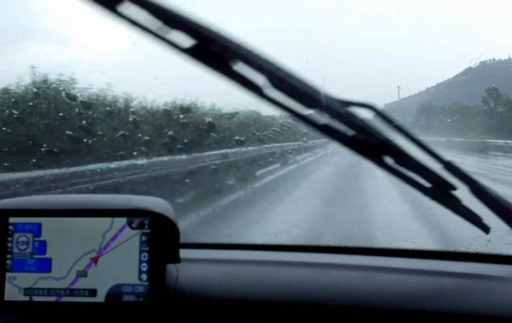 为什么出车祸后雨刮都会动,车祸过后雨刮器不停的摆动