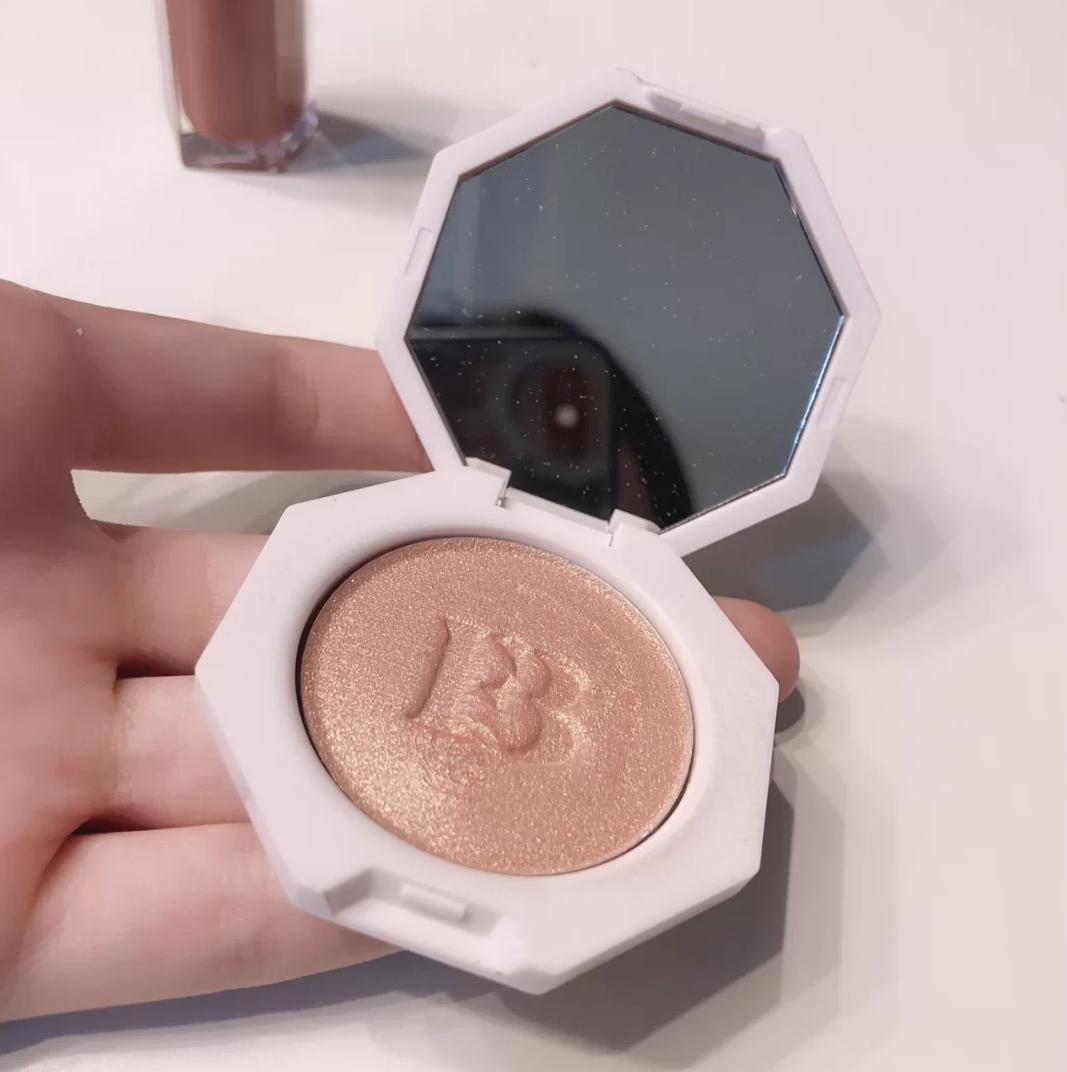 一份日常化妆用的化妆品清单,一份全套化妆品