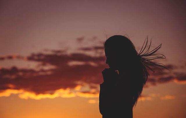 人都有落魄的时候请尊重每一个人,人都有低谷的时候只能一个人走