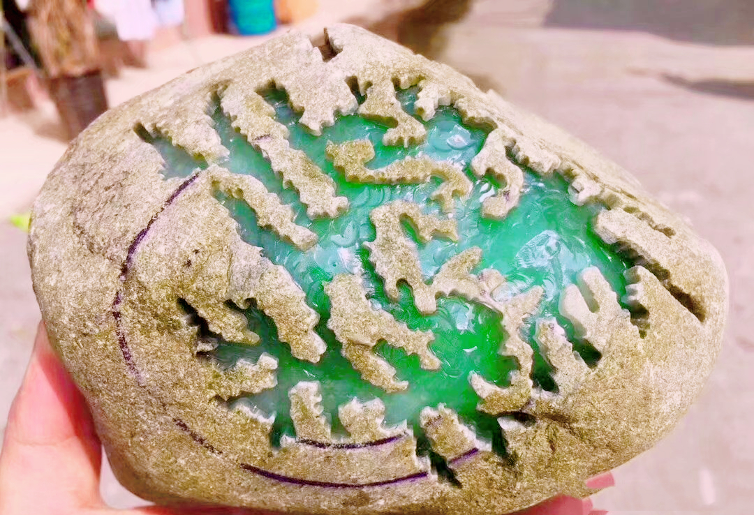 河床上布满翡翠的河，村民全天看守，拉动了当地经济