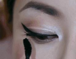 快速学会睫毛夹翘的技法视频教程,手把手教粘睫毛视频