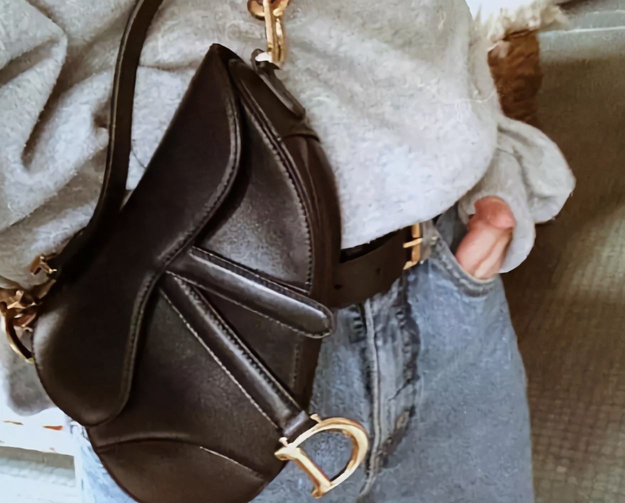 背包女双肩包时尚2022新款中年,中年男人背双肩包还是单肩包有范