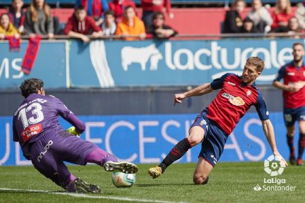 西人门将突然爆发！失球后现1奇怪举动染黄，只为武磊替身出头