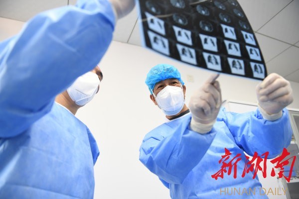 关键时刻奋勇冲上去,关键时刻豁得出冲得上