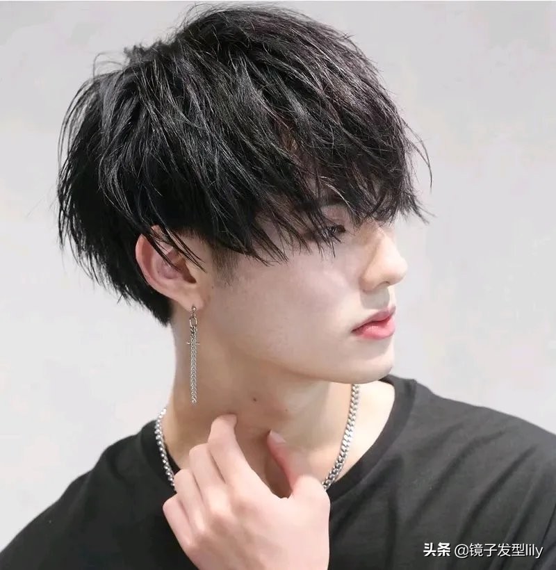 男士烫头发型推荐不明显中长发,男士发型2020流行发型侧背烫发