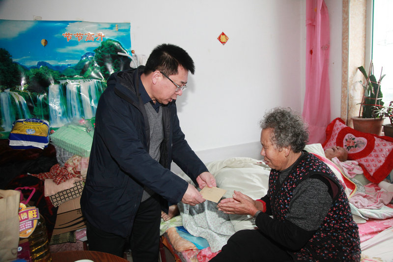 寒冬时节见真情工会慰问暖人心,寒冬送温暖慰问显真情