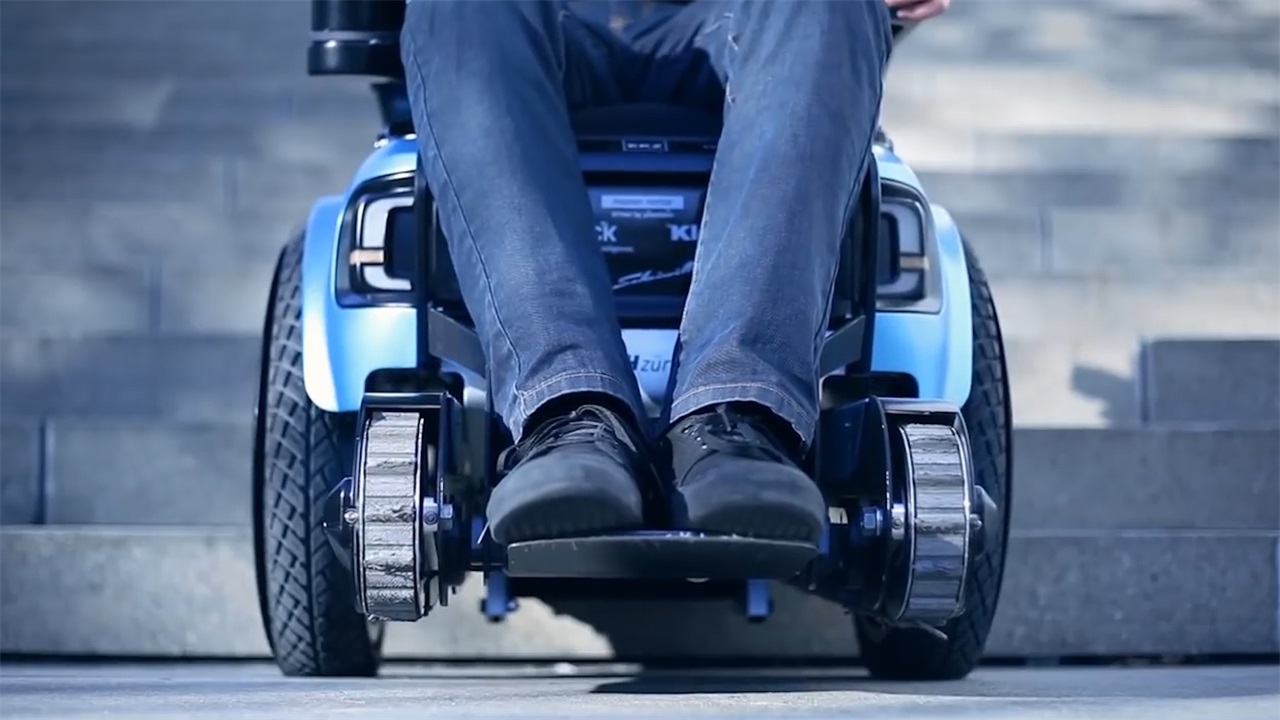 瑞士22岁大学生，发明“自动爬楼梯”轮椅，像坦克的履带？