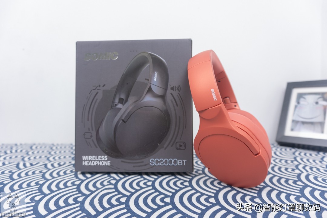 深圳小伙的快乐出租屋（上）：千元1080P投影+头戴蓝牙耳机