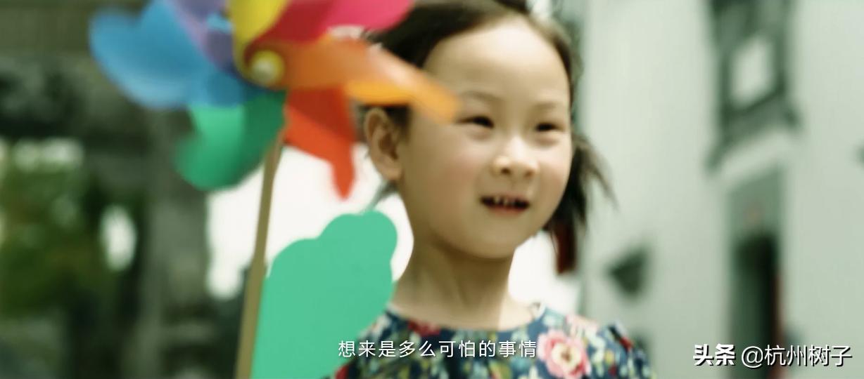 每个镜次拍摄的时候，和每个演员多多交流