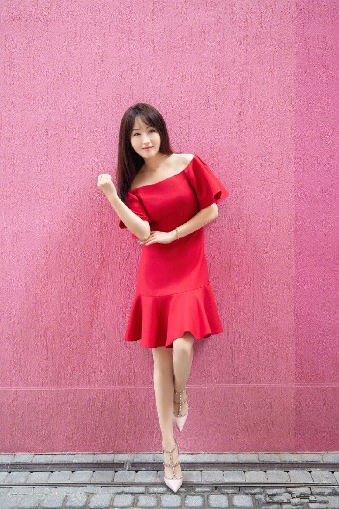 杨钰莹复古穿白裙子美出新高高度,杨钰莹最新穿搭