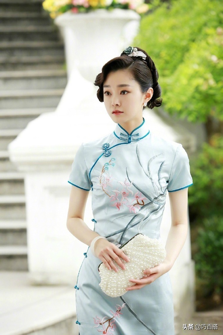 宋轶身着星空裙露出美丽天鹅颈,宋轶白色纱裙造型亮相品牌活动