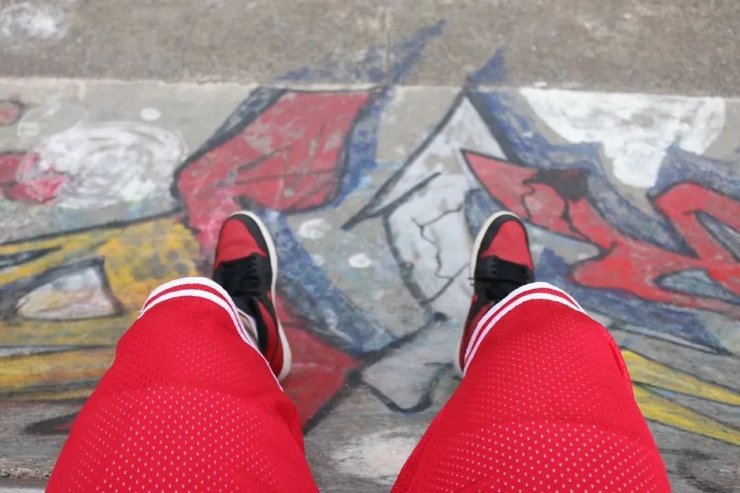 涨见识了!原来很多开宝马的都有一面鞋墙,穿的球鞋不上千就上万