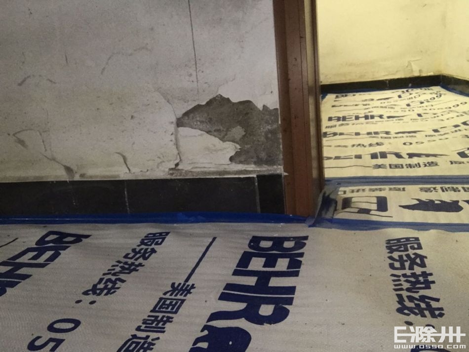 墙纸发霉撕下后墙壁有霉斑,气候潮湿墙纸发霉严重怎么办