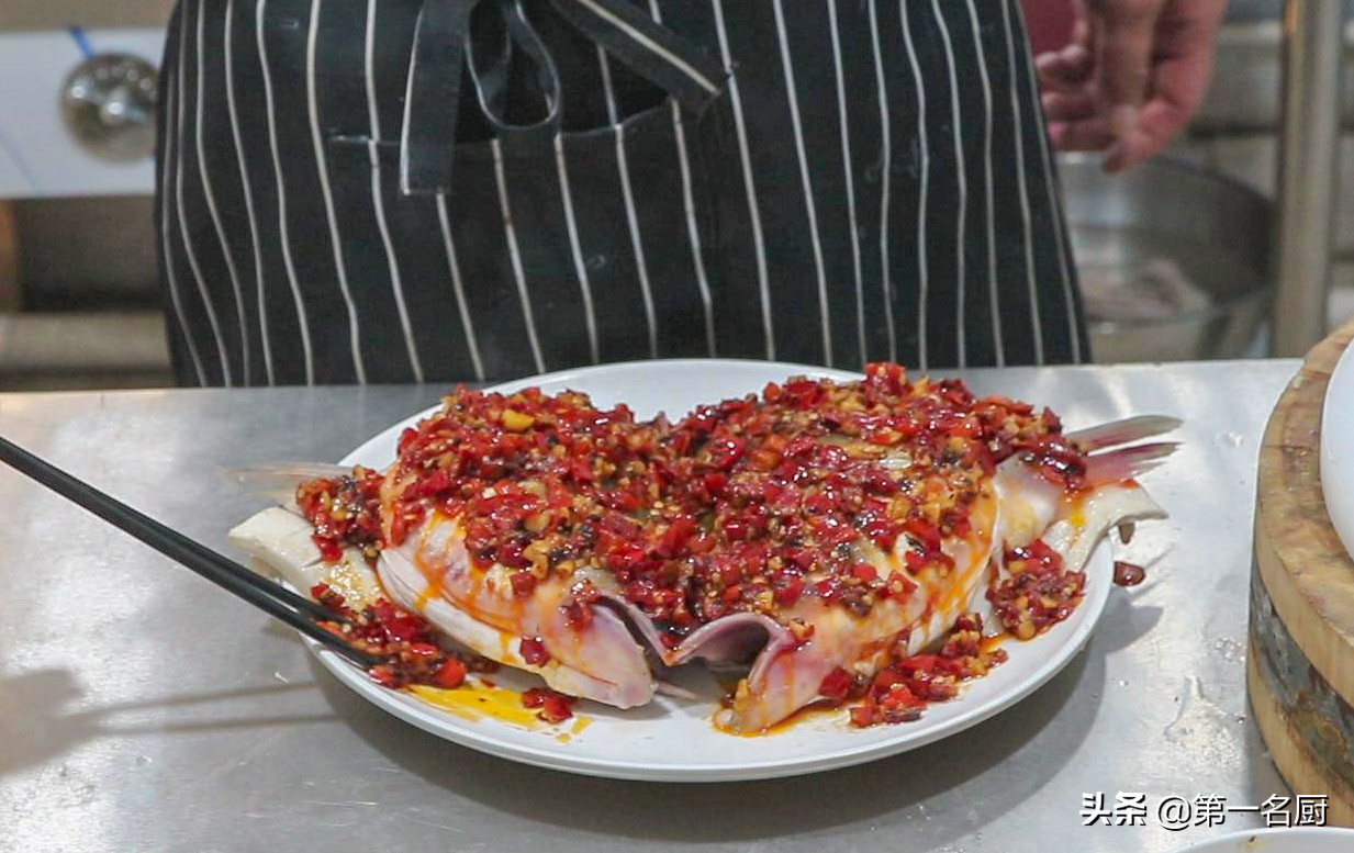 剁椒鱼头简单家常做法教程,剁椒鱼头做法湘菜大师