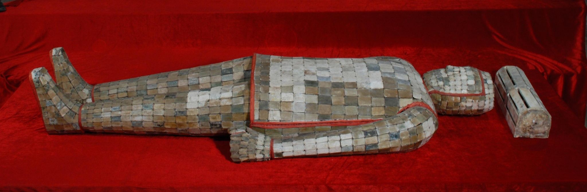 中国最权威古玩鉴宝专家,金缕玉衣骗25亿专家