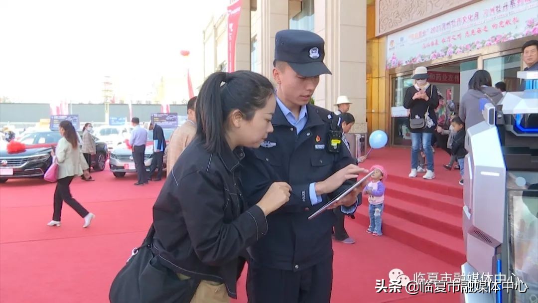 警用巡逻机器人亮相河州会展中心高科技助力牡丹文化月安保工作