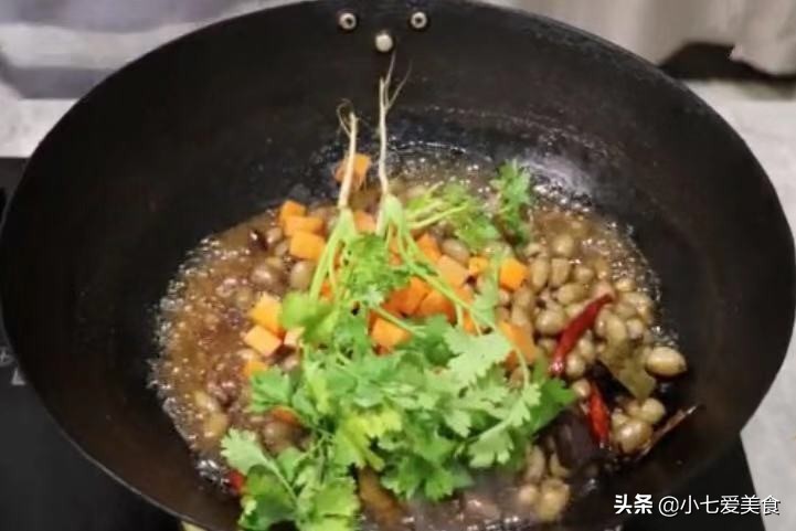 煮花生米煮熟了要盖锅盖吗,煮花生米时要不要扒拉扒拉