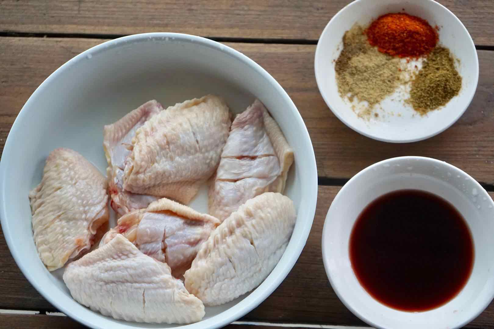 烤箱版鸡翅怎么做更好吃？多加一个料腌制，烤出来的鸡翅香软多汁