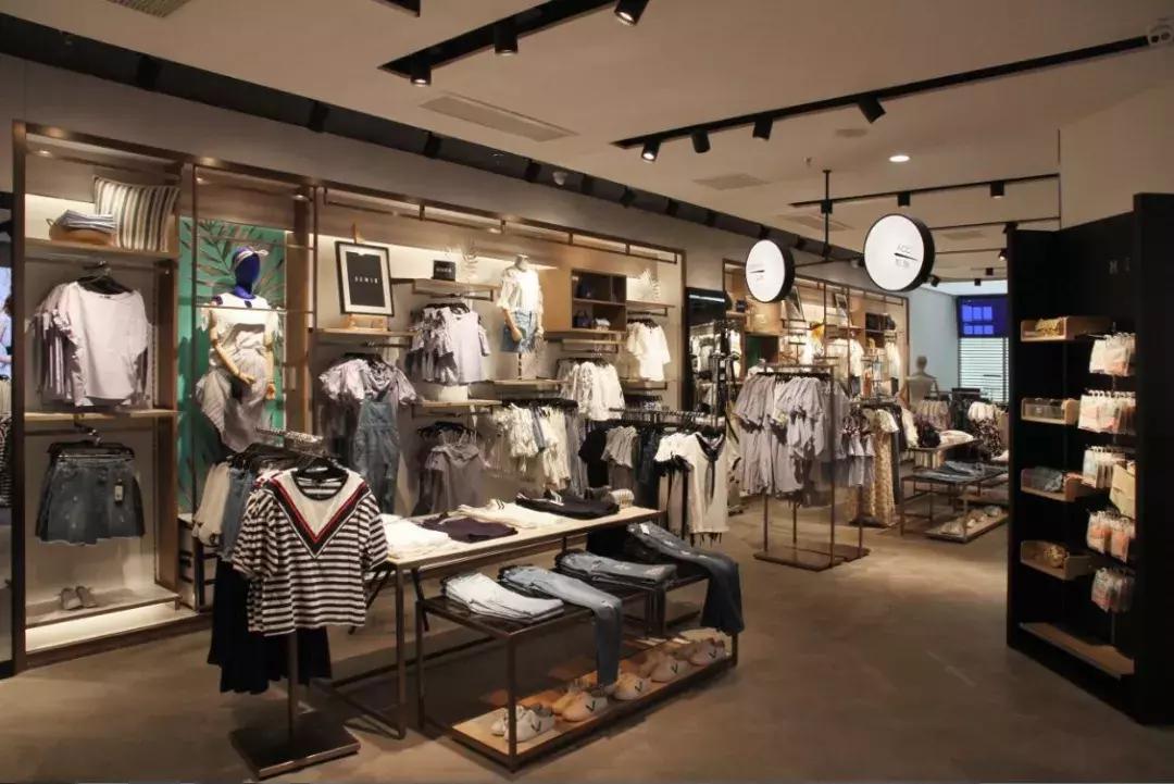 CHANEL聘请首位变性人模特；森马上半年营收增长逼近50%至82亿