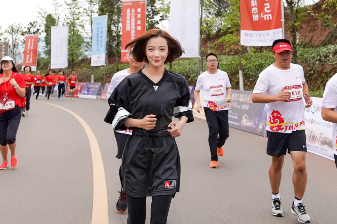 王珞丹成都活动,马拉松燃爆全城