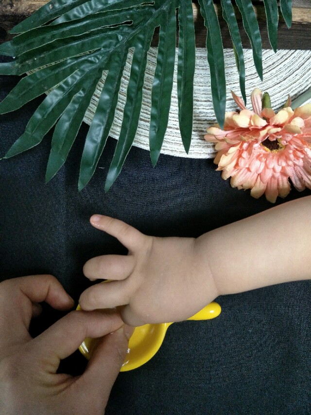 粘到502胶水了怎么才能解开,502胶水粘到手一招轻松解决