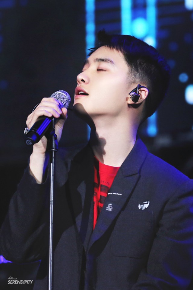 都暻秀参加典礼韩国爱豆全部起立,exo都暻秀个人直拍