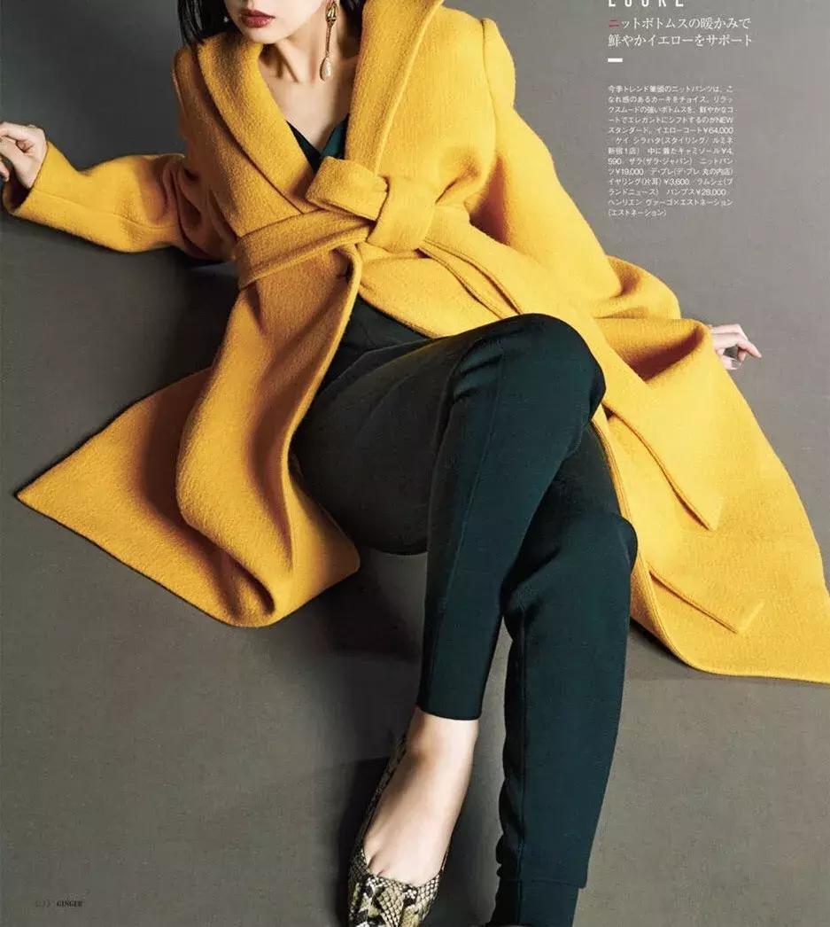 姑娘，你穿彩色大衣真好看！