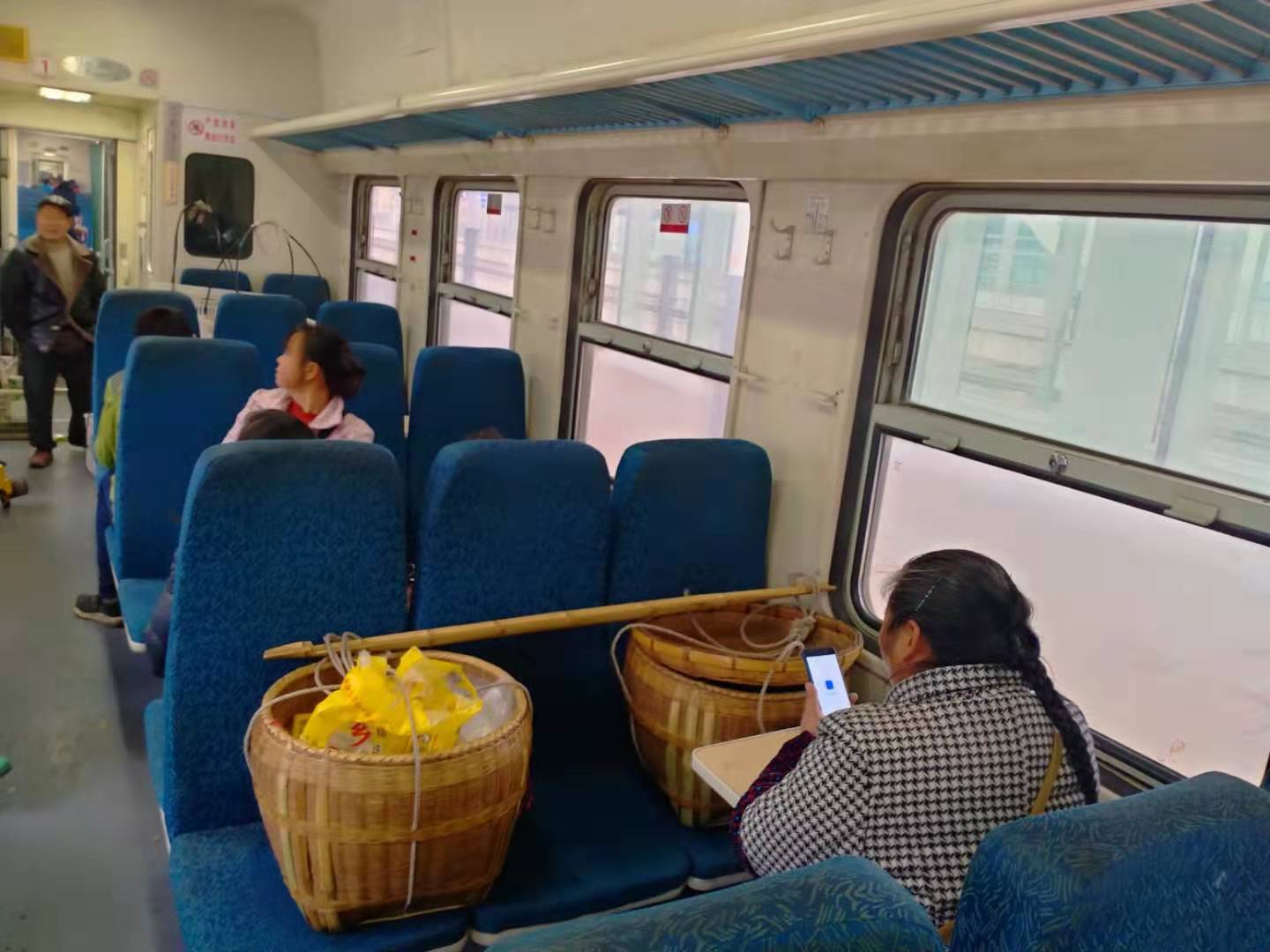 从湘西到贵州的老年跨省卖菜队：凌晨赶火车，一斤多赚两块钱，被城管折断七八杆秤