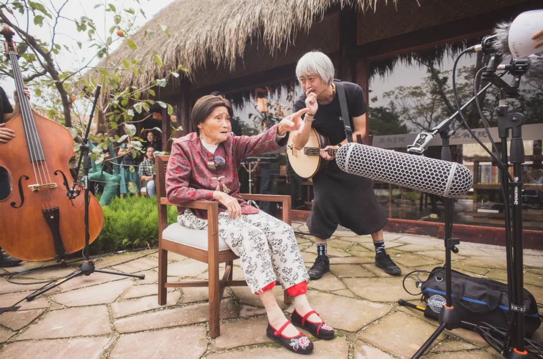 一个中年鬼才，整天逛公园，缠着大爷大妈给他唱歌