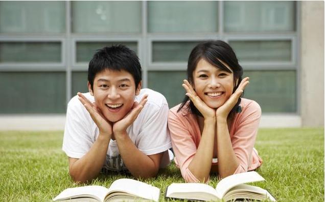 立冬陪丈夫回农村探望,半夜听到婆婆屋里有动静,偷听后我泪目