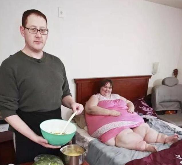 俩女人,一个身材臃肿,一个身材窈窕,生育时的差距一目了然