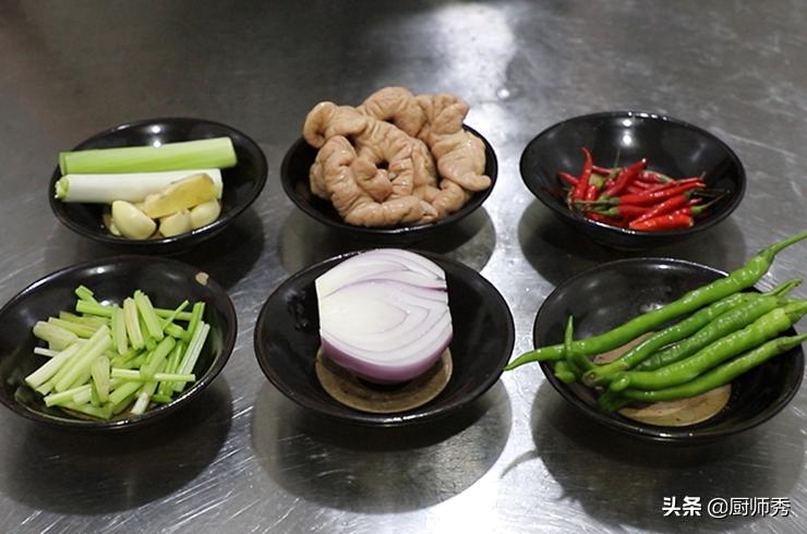 鹏厨教你干锅肥肠的正确做法，香辣过瘾又不腻，收藏起来过年试试