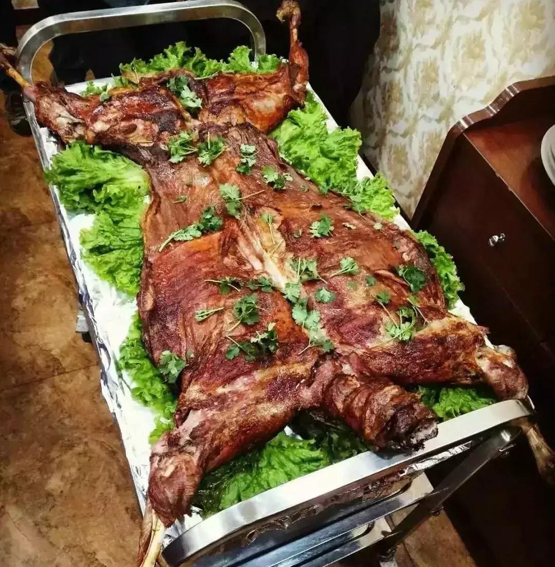 烤全羊吃不完剩下的怎么做好吃,又酥又香的烤全羊