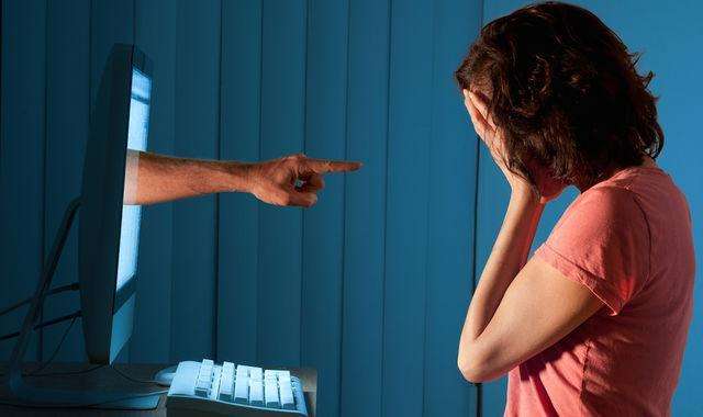 25岁人间水蜜桃雪莉自杀：比拳头更伤人的是恶语相向