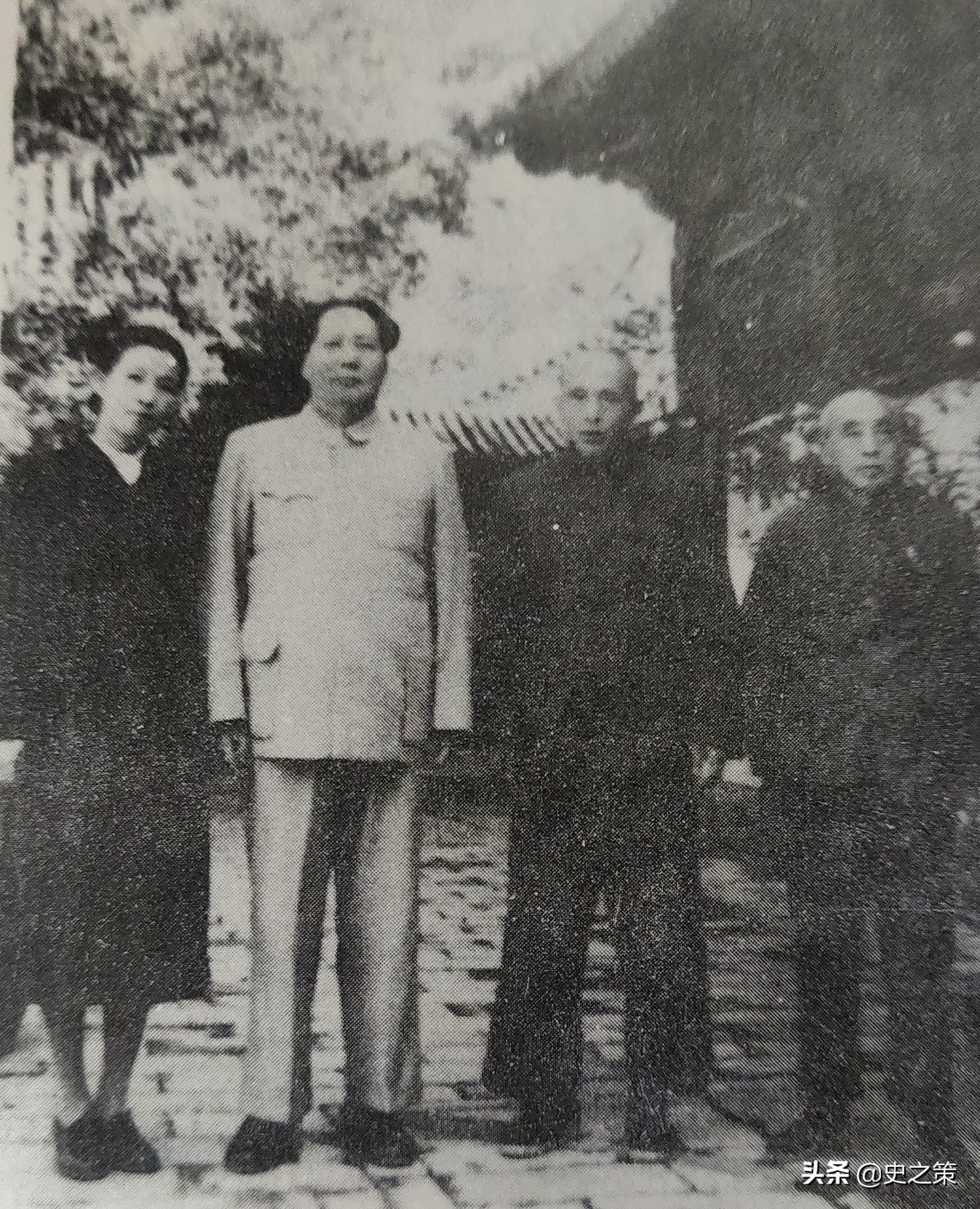 1953年湖南9岁小孩进京，喊毛*东泽**外公，毛*东泽**：给100元送回长沙