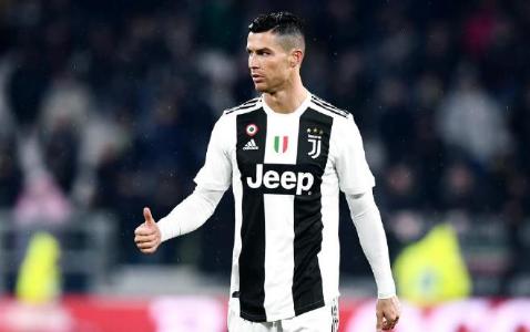 c罗进球后滑跪庆祝,c罗飞吻伊莲娜