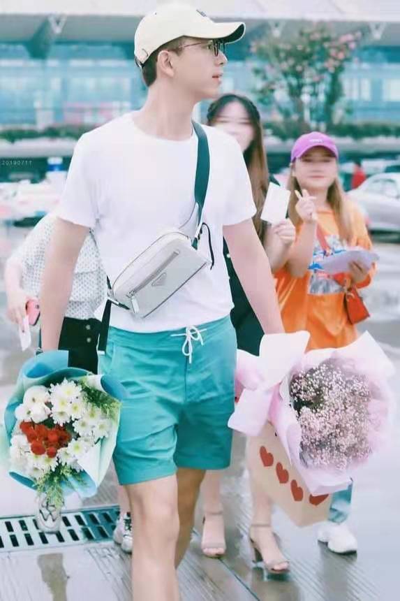 李现白色t配绿色短裤视频,李现的叠穿穿搭时尚又显得帅气