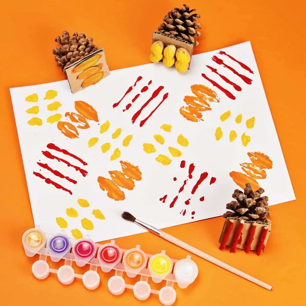 小孩爬山捡松果,带孩子爬山路上捡松果