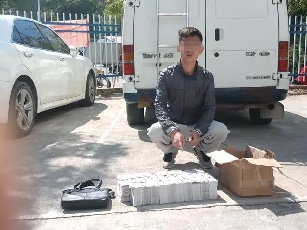 男子受雇在定南县城发招嫖卡片被抓，其实这是电信诈骗的开始