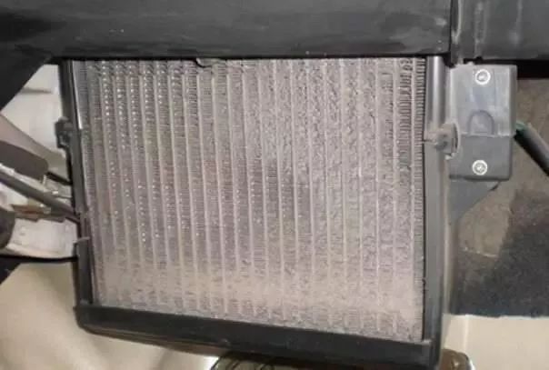 车内刚开空调有异味过一会就好了,byd怎样去除车内空调异味