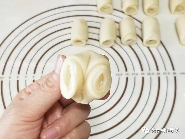 老爸的食光鲜花饼的做法,发面玫瑰花饼的美食做法