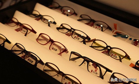 怎样创业开品牌眼镜店,开眼镜店创业故事